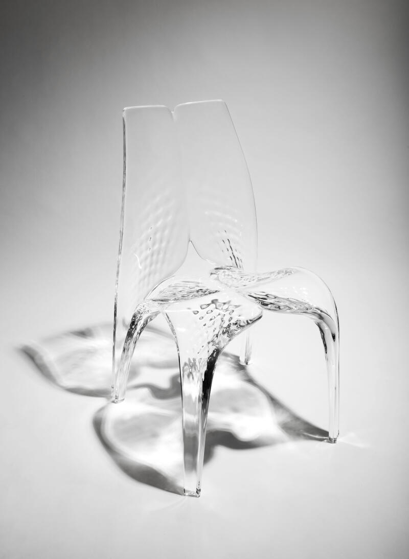 Ein durchsichtiger Stuhl, der aussieht wie fließendes Wasser, entworfen von der Architektin Zaha Hadid