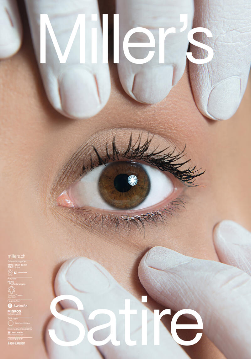 das Plakat zeigt ein Gesicht ist aus einer extremen Nahperspektive. 2 Hände ziehen die Haut um ein Auge leicht auseinander, als ob sie das Auge öffnen wollten. 