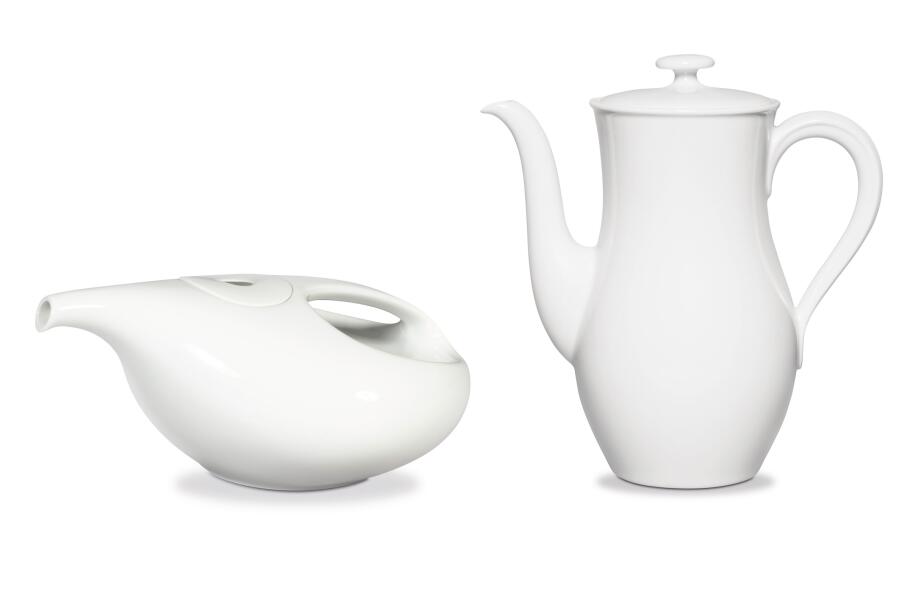 eine flache extravagante Kanne steht neben einer klassischen Kaffeekanne. Beide Kannen sind dekorlos weiß.