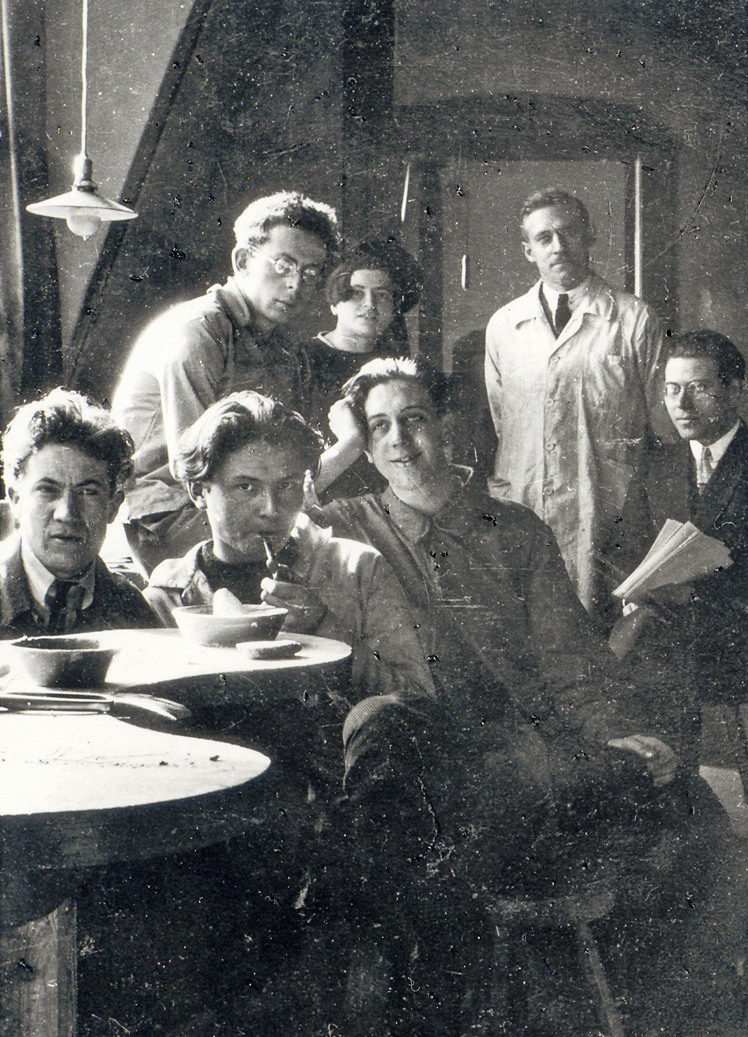 7 Mitglieder der Metallwerkstatt am Bauhaus Weimar posieren für ein Gruppenfoto in den Räumen der Metallwerkstatt am 