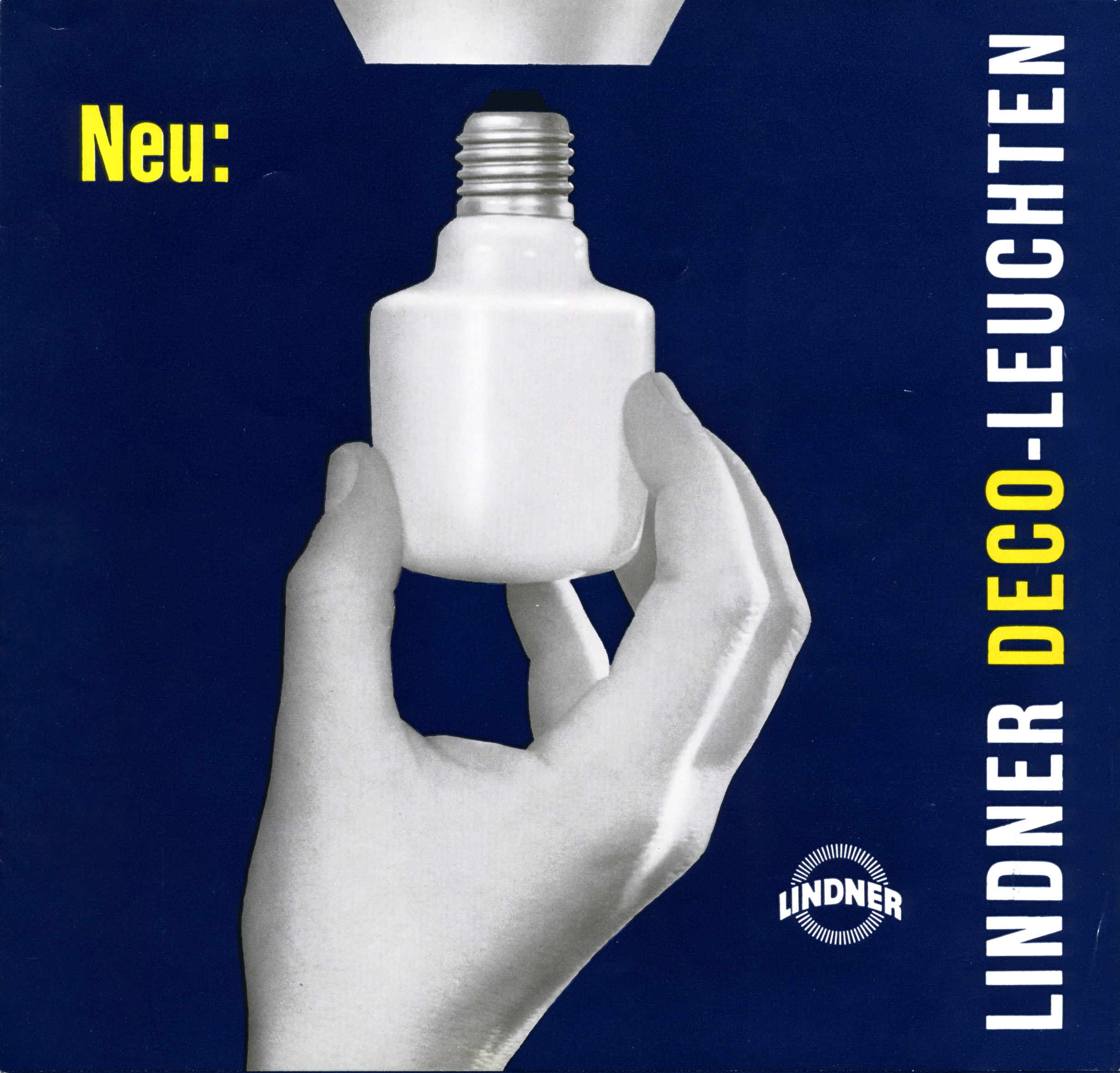 auf einem leuchtend blauen Grund schraubt eine Hand eine neuartige Glühlampe in eine minimalistische Fassung.