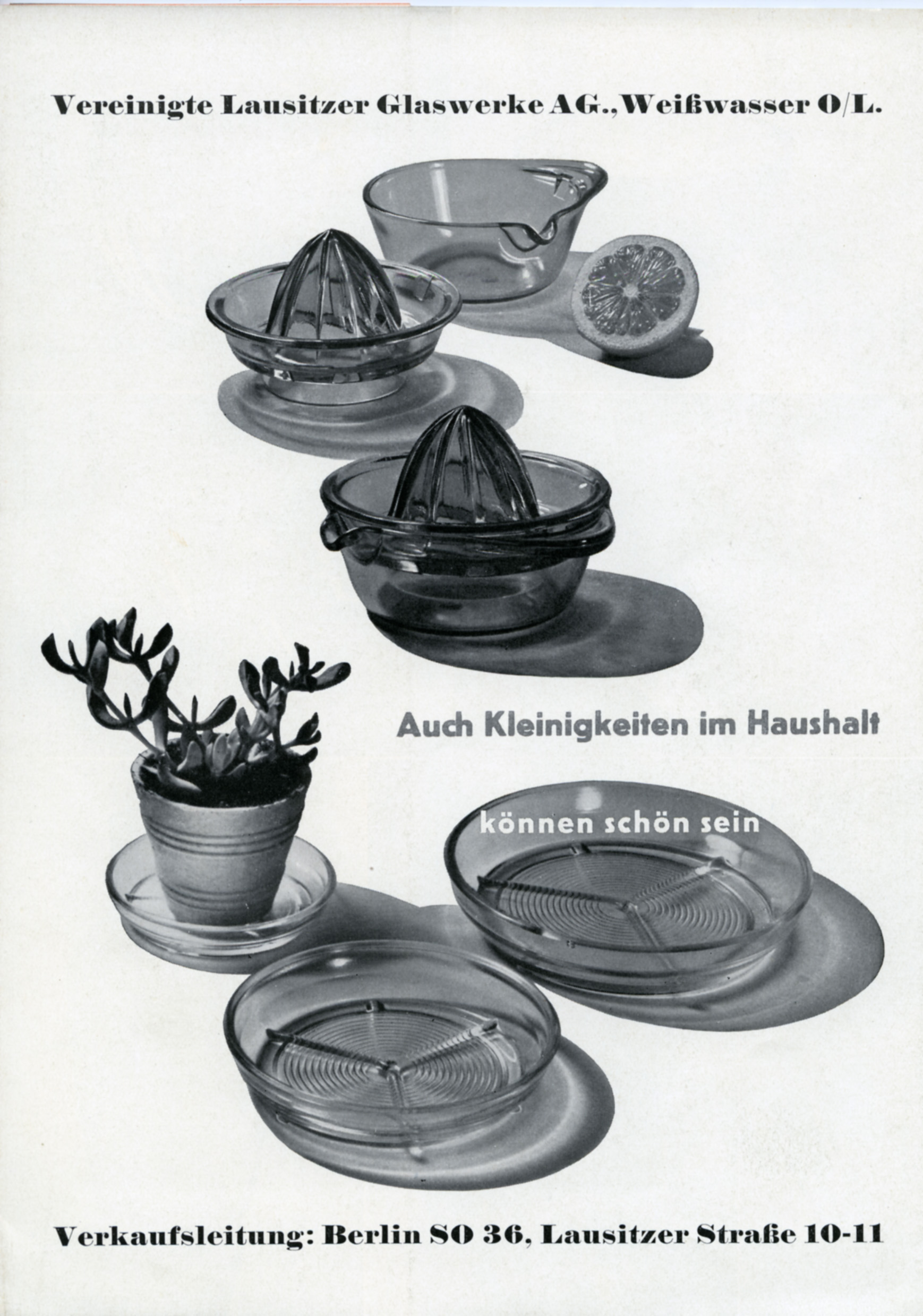 schwarz-weiß Fotos von gläsernen Zitruspressen und Blumentopfuntersetzern auf einer weißen Fläche mit schwarzer Schrift