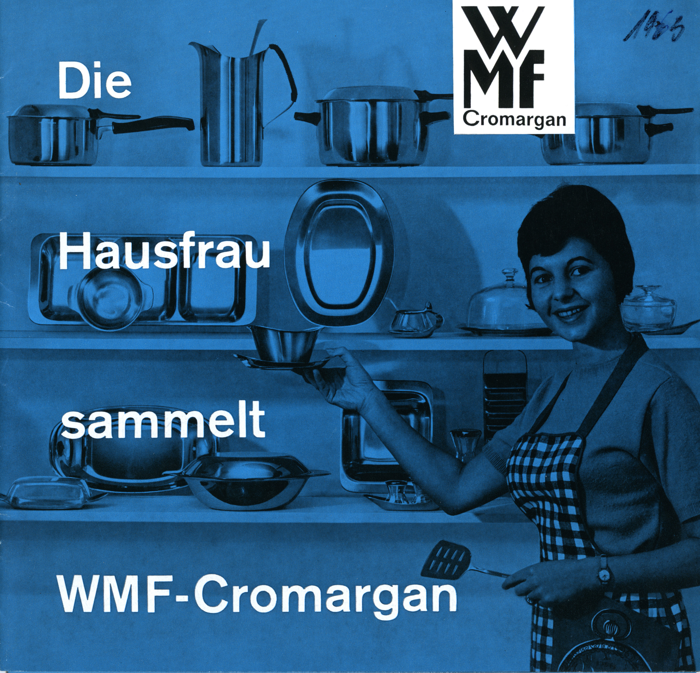eine Frau mit Schürze und Pfannenwender steht fröhlich vor einem Regal mit WMF-Produkten. Das schwarz-weiß Foto wurde blau eingefärbt.