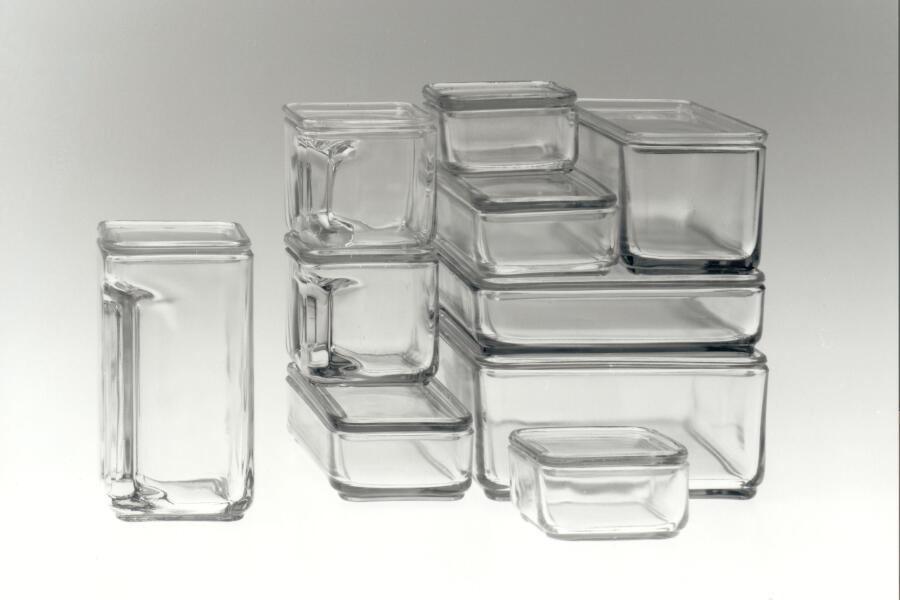 transparente Gefäße mit quadratischem oder rechteckigem Grundriss stehen über- und nebeneinander