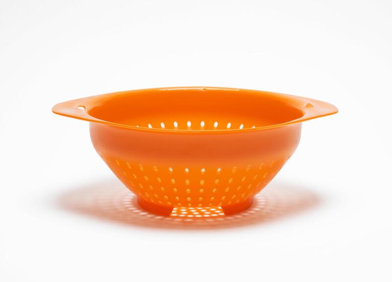 ein knallorangener Salatseiher von Wilhelm Wagenfeld 