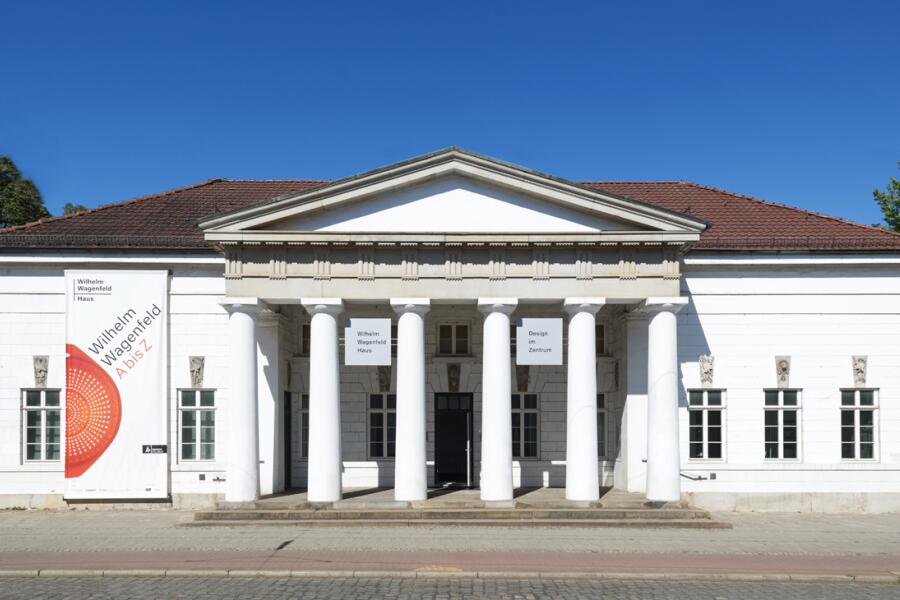 Die Fassade des Wilhelm Wagenfeld Hauses zeigt in der Mitte einen Portikus mit 6 Säulen.