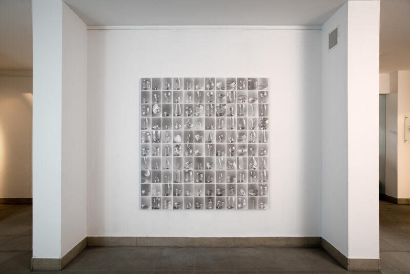 Eine Fotocollage mit vielen unscharf aufgenommenen schwarz-weiß-Fotos von verschiedenen Gläsern