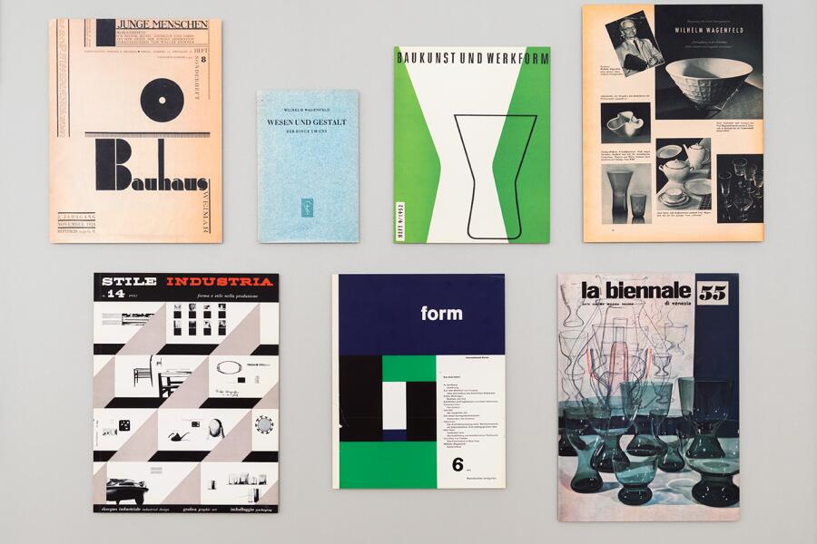 Ausstellungselement, das Titelbilder von Büchern und Zeitschriften zeigt, in denen Wagenfeld eine Rolle spielt.