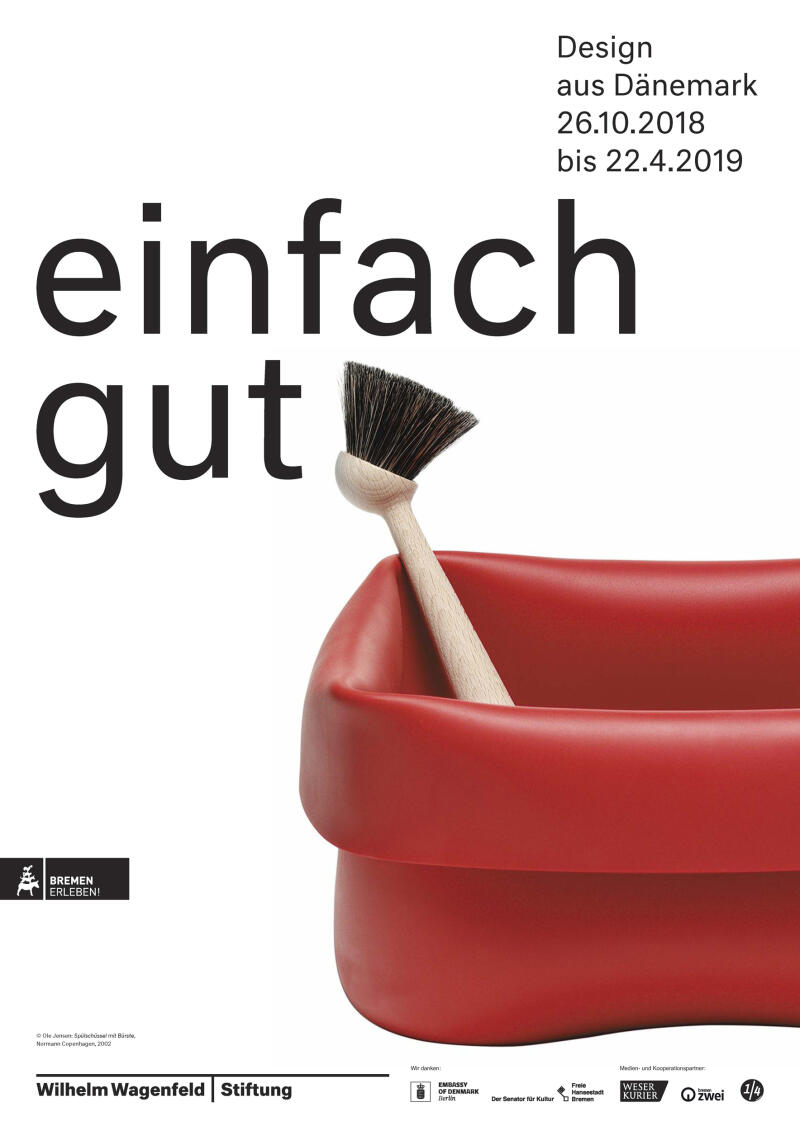 Das Plakat verbindet den Ausstellungstitel in schwarzer Schrift mit dem freigestellten Foto einer roten Gummiwanne mit Spülbürste vor weißem Hintergrund.