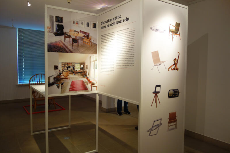 Ein weißes Ausstellungsmodul mit Text, Bildern und einigen Exponaten