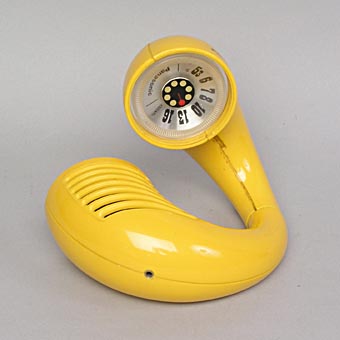 ein fröhliches knallgelbes Telefon mit einer außergewöhnlichen Form: es sieht aus wie eine Cobra-Schlange, die ihren Kopf erhoben hat. 